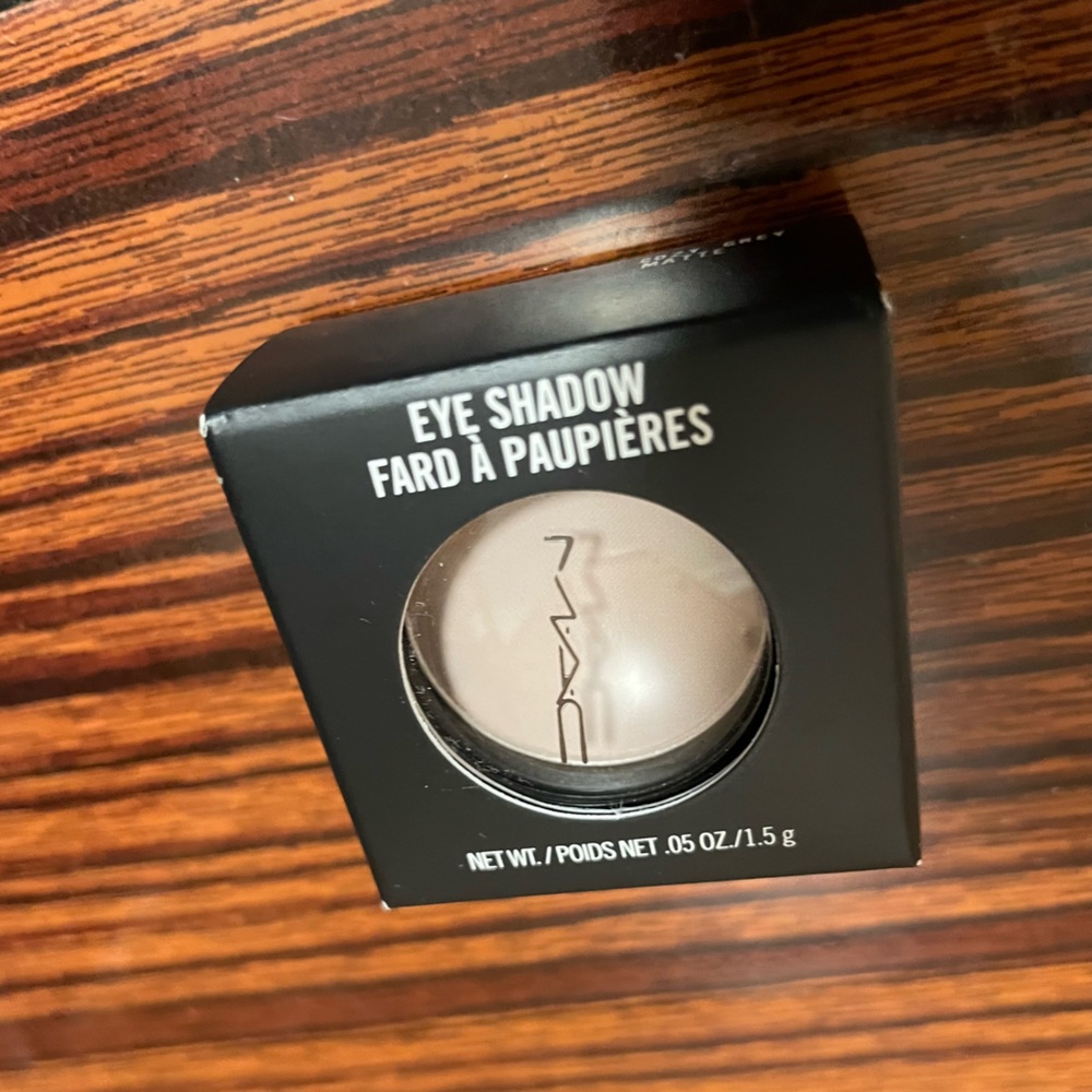 MAC eyeshadow shade cozy grey matte